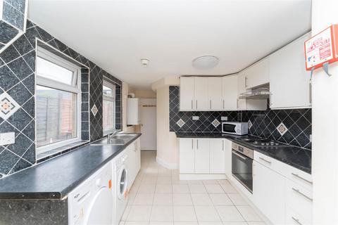 5 bedroom end of terrace house for sale, New Road, Feltham TW14