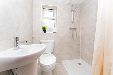 5 bedroom end of terrace house for sale, New Road, Feltham TW14