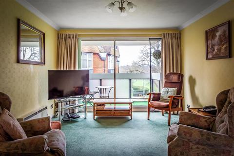 2 bedroom flat for sale, Oakleigh Court, Oxted