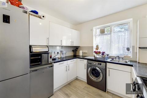 2 bedroom flat for sale, Kingsnympton Park, Kingston Upon Thames KT2