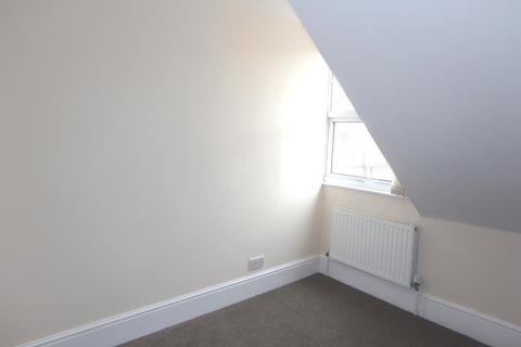 2 bedroom flat for sale, Station Road, New Milton, BH25 6JX