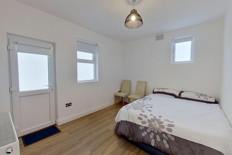 2 bedroom maisonette to rent, Westbrook Road, Margate