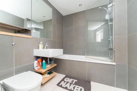 3 bedroom apartment for sale, High Point Village, Station Approach, Hayes UB3