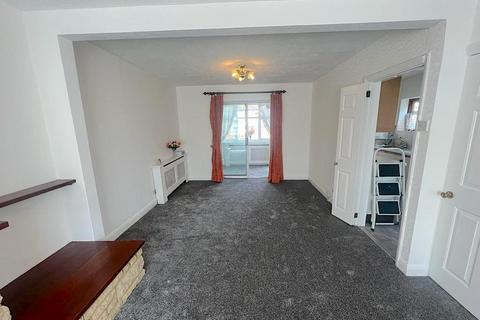 3 bedroom semi-detached house to rent, Dorset Avenue, Hayes UB4