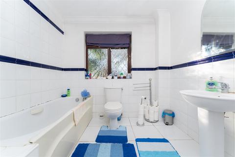 4 Honeysuckle Close, Iver, SL0 0LZ