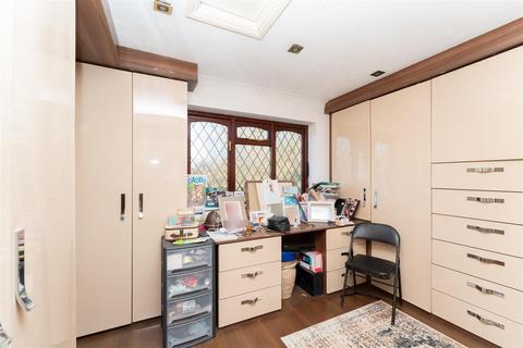 4 Honeysuckle Close, Iver, SL0 0LZ