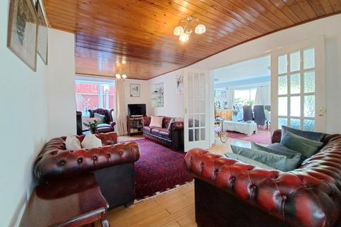 4 bedroom detached house for sale, Speart Lane, Hounslow TW5