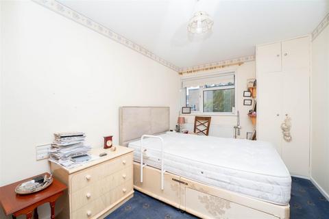 35 Midsummer Avenue, Hounslow, TW4 5AY