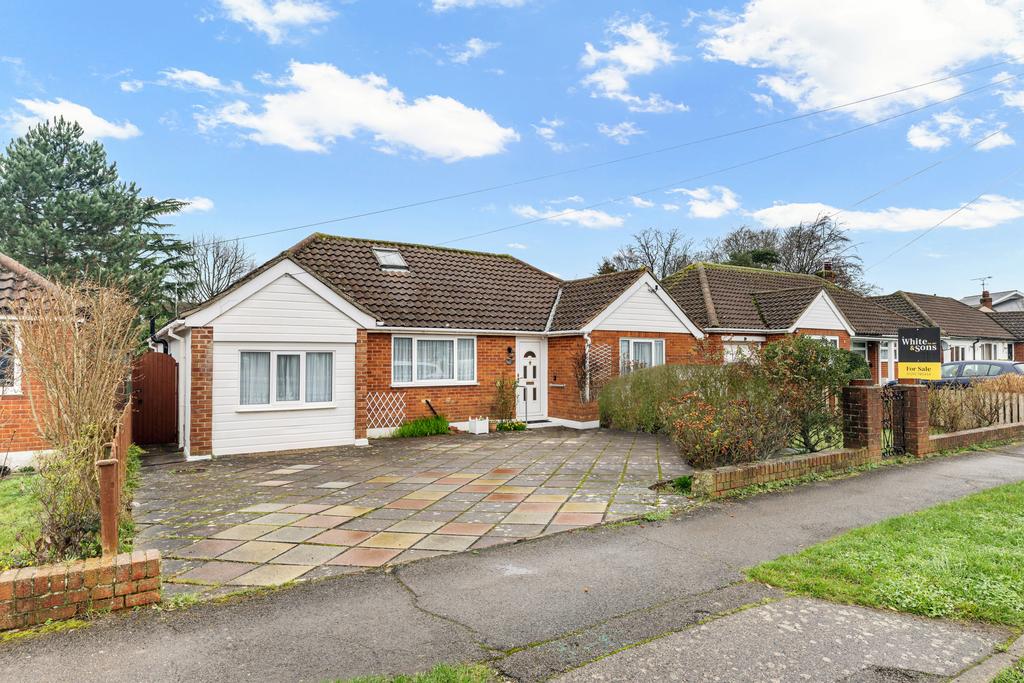 Cheyne Walk, Horley, Surrey, RH6 3 bed bungalow for sale £625,000