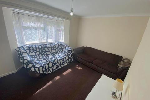 2 bedroom maisonette to rent, Beavers Lane, Hounslow TW4