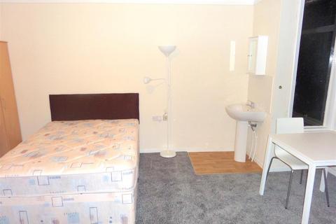 1 bedroom in a house share to rent, Springfield Road, Surrey TW15