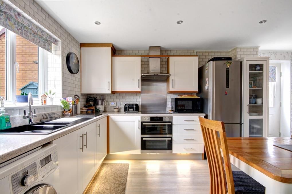 Wisteria Drive Evesham 4 bed detached house for sale £425,000