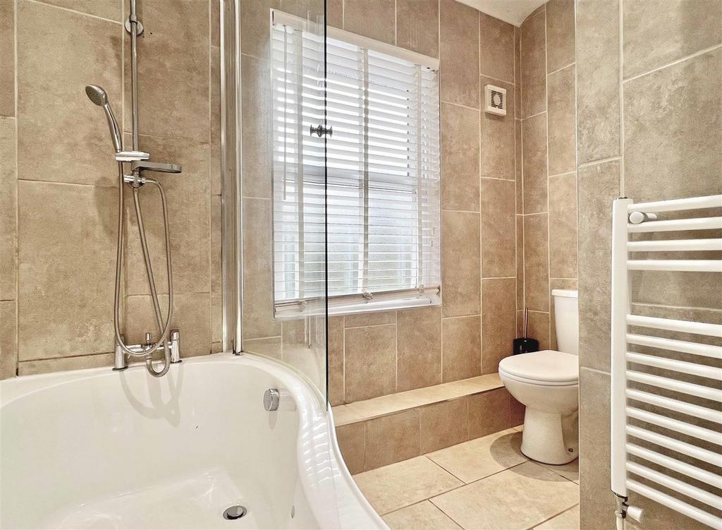 Bathroom b.jpg