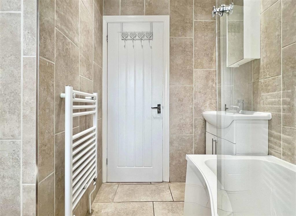 Bathroom c.jpg