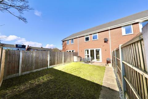 3 bedroom terraced house for sale, The Newlands, HU5