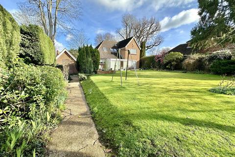 3 bedroom detached house for sale, Pinecroft, Hutton Mount, Brentwood