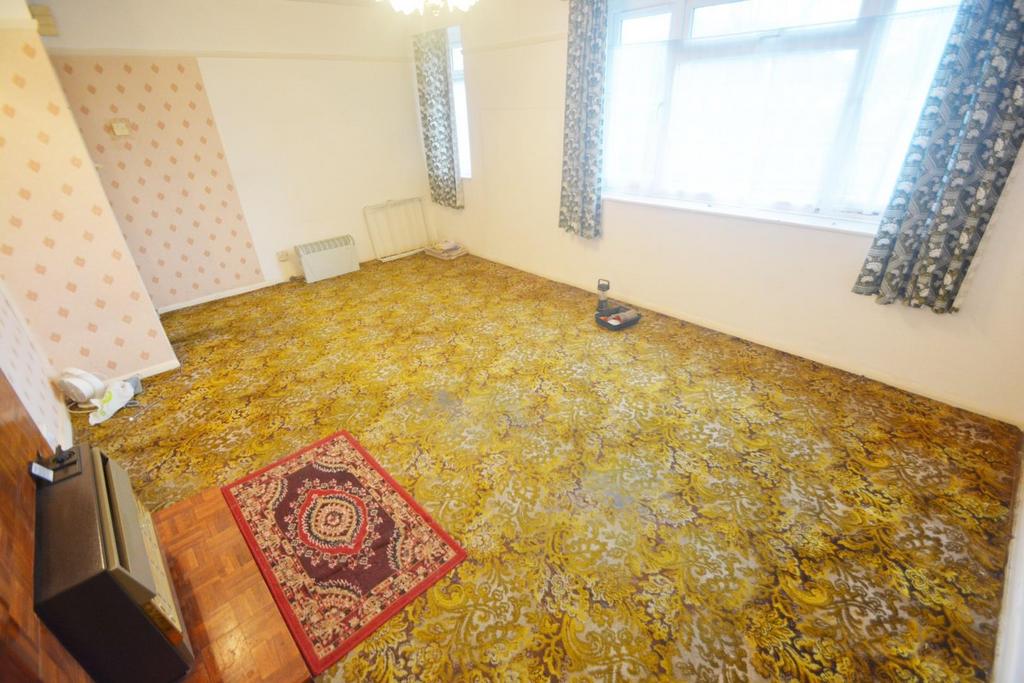 Islip Manor Road, Northolt, UB5 5ED 2 bed flat for sale £285,000