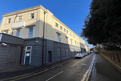 Studio to rent - Holdenhurst Road, Bournemouth, BH8