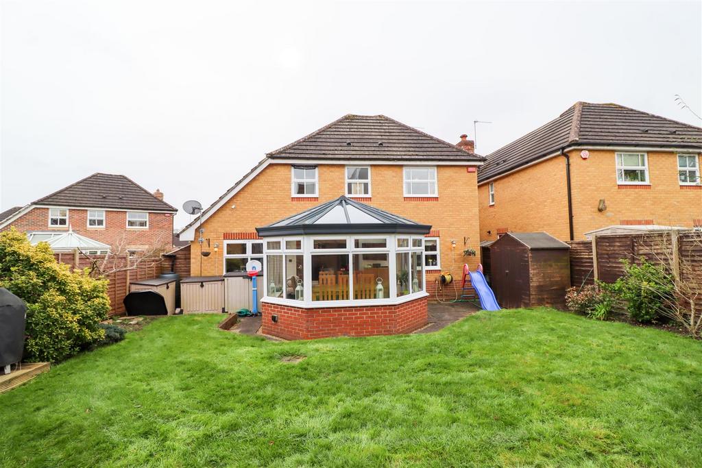 Brandon Road, Fleet GU52 4 bed detached house for sale £600,000