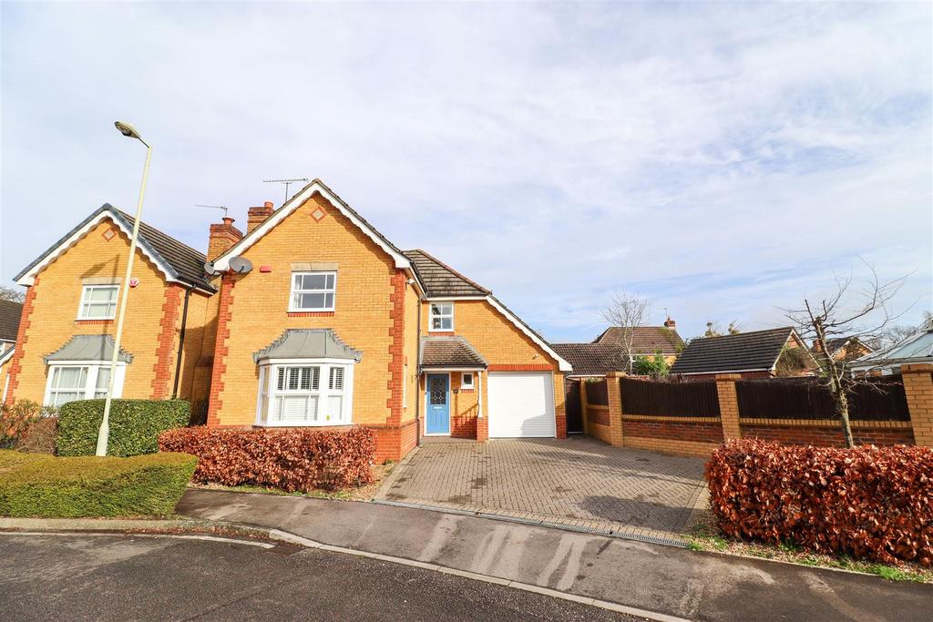 Brandon Road, Fleet GU52 4 bed detached house for sale £600,000