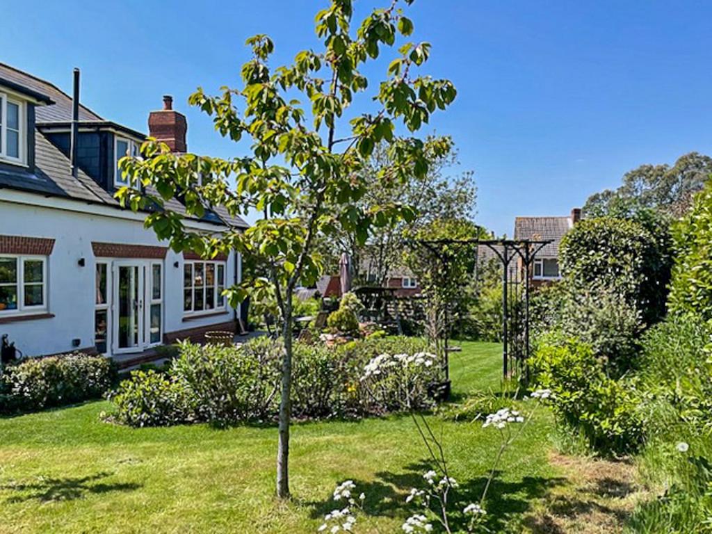 St. Peters Court, Havenstreet 4 bed detached house for sale £575,000