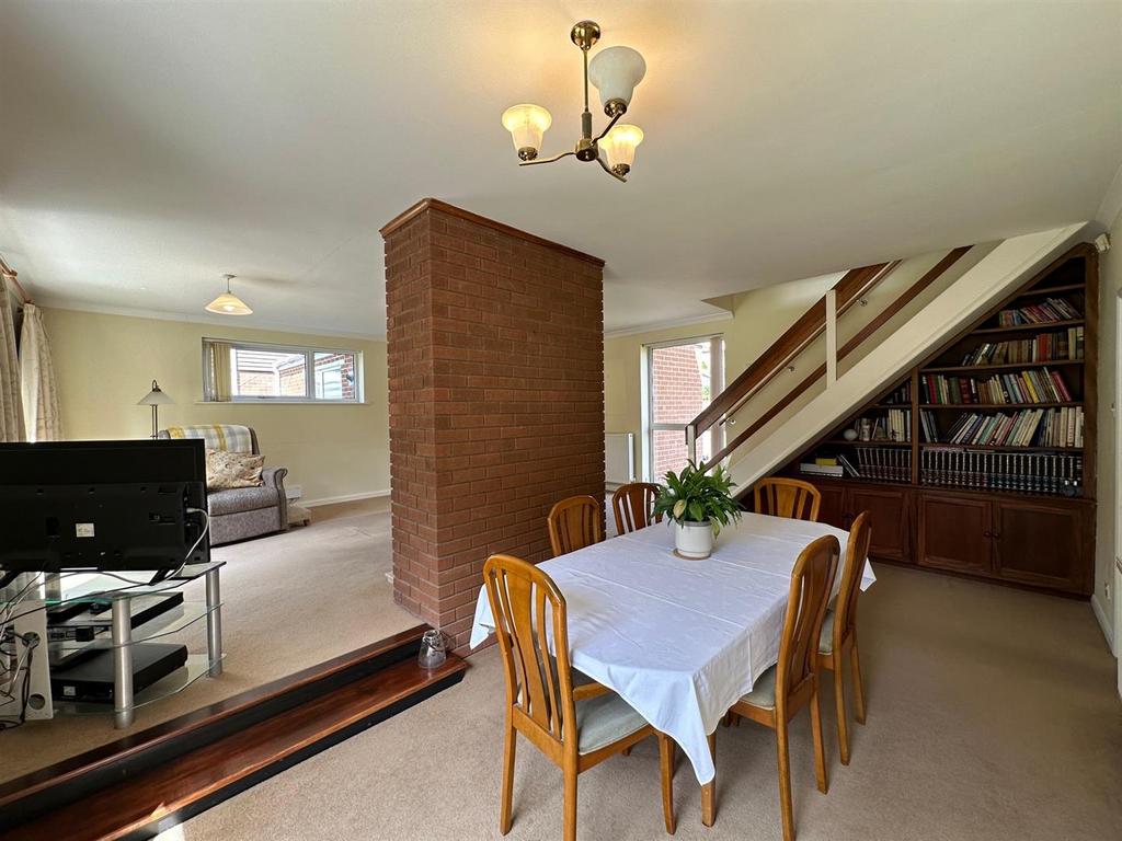 Lounge/Dining Room