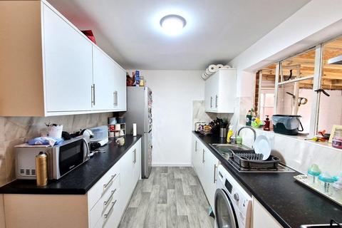 3 bedroom terraced house to rent, Cygnet Avenue, Feltham TW14