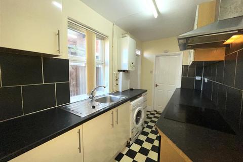 2 bedroom terraced house to rent, Cedar Road, Leicester, LE2