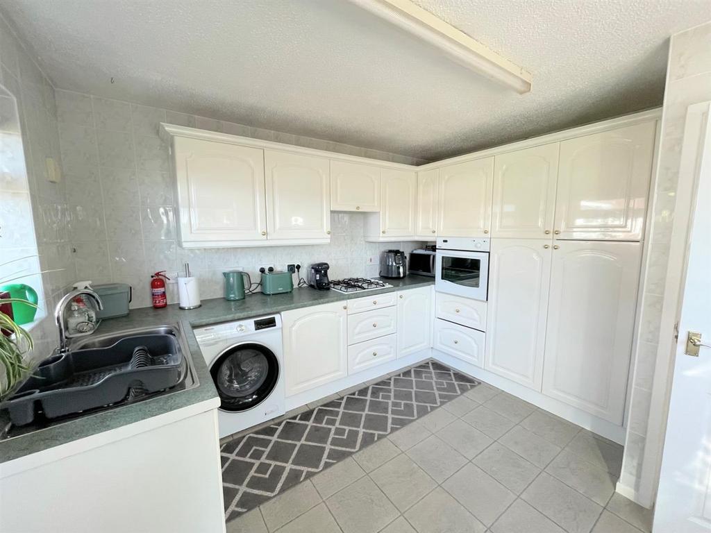 Mackworth Drive, Cimla, Neath 3 bed semidetached bungalow for sale £