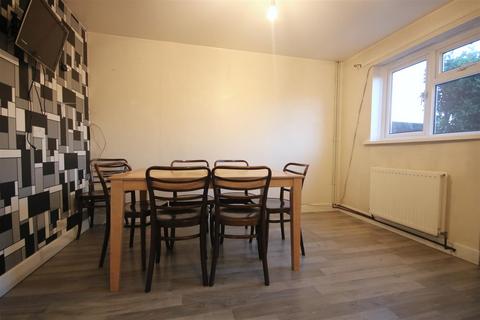 12 Holmlea Walk, Datchet, Slough, SL3 9HZ