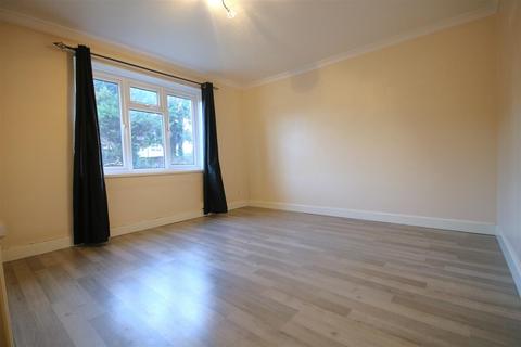 12 Holmlea Walk, Datchet, Slough, SL3 9HZ