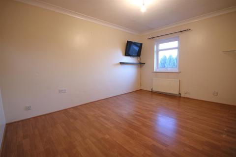 12 Holmlea Walk, Datchet, Slough, SL3 9HZ