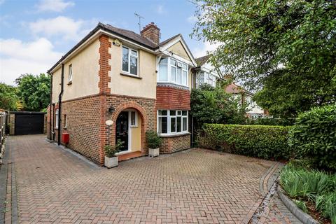 22 Forest Road, Horsham, RH12 4HJ
