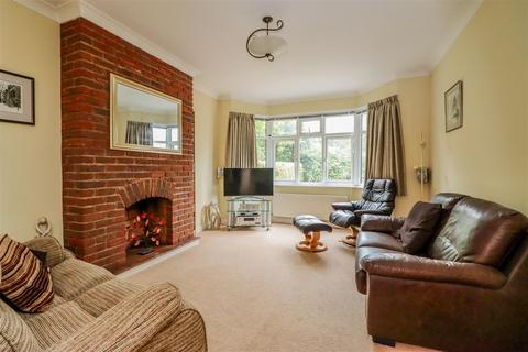 22 Forest Road, Horsham, RH12 4HJ