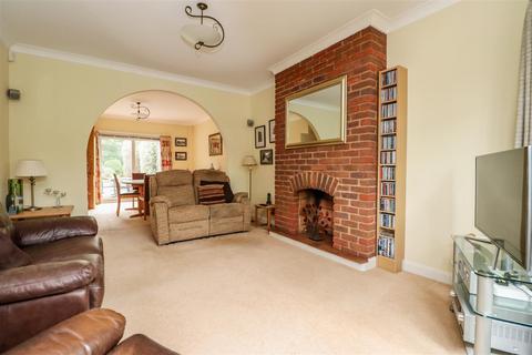 22 Forest Road, Horsham, RH12 4HJ