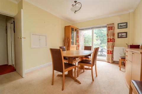 22 Forest Road, Horsham, RH12 4HJ