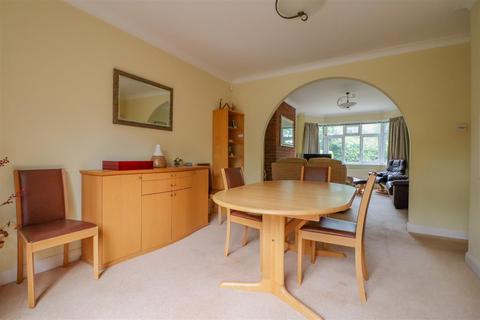 22 Forest Road, Horsham, RH12 4HJ