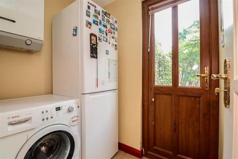22 Forest Road, Horsham, RH12 4HJ