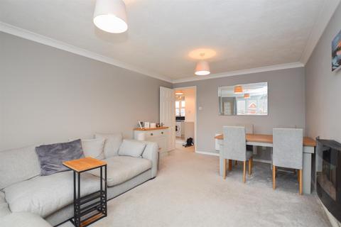 2 bedroom flat to rent - Hudson Close, Eastbourne
