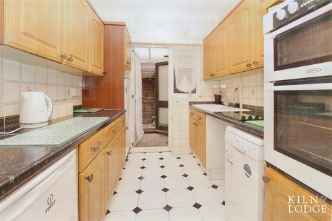 20 Belfairs Drive, Romford, RM6 4EB