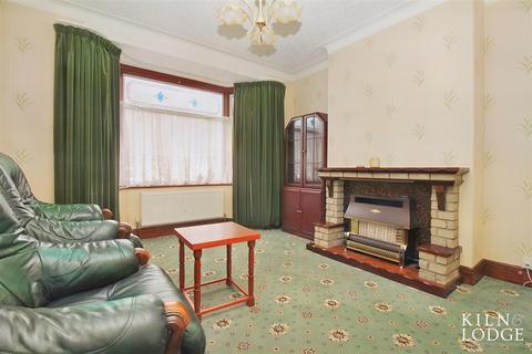 20 Belfairs Drive, Romford, RM6 4EB