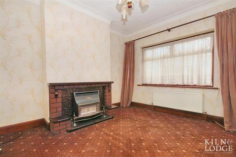 20 Belfairs Drive, Romford, RM6 4EB