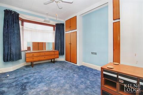 20 Belfairs Drive, Romford, RM6 4EB