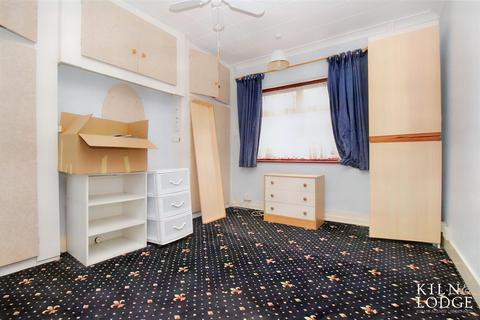 20 Belfairs Drive, Romford, RM6 4EB