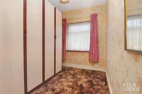 20 Belfairs Drive, Romford, RM6 4EB