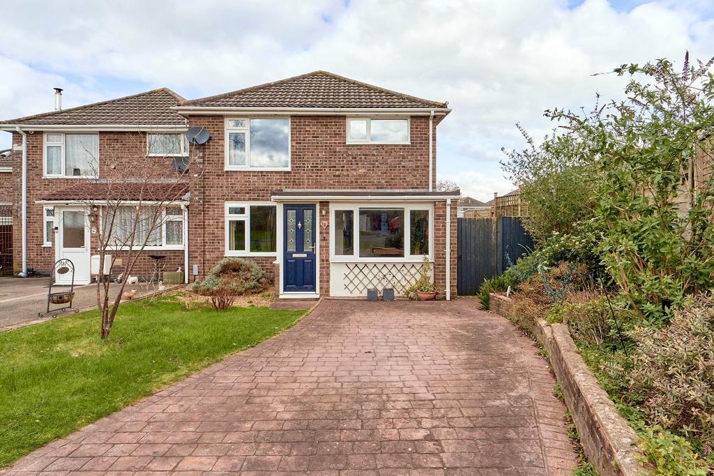 Three double bedroom family home in... 3 bed semidetached house for