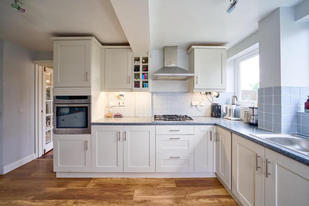 Three double bedroom family home in... 3 bed semidetached house for