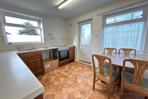 2 bedroom semi-detached bungalow for sale - Green Park Road, Cayton, Scarborough