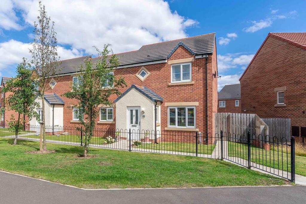 Nuthatch Close, Five Mile Park... 3 bed semidetached house £260,000