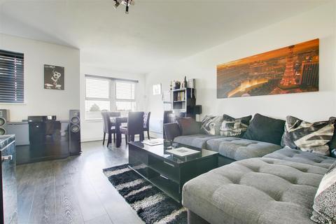 2 bedroom flat for sale - Kirkland Drive, Enfield